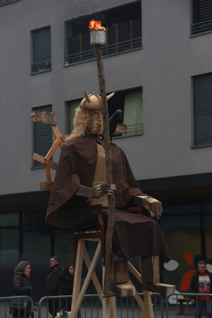 Le bonhomme d'hiver prêt à être brûlé.